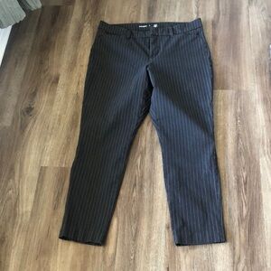 Old Navy Gray Ankle Cropped Pants with Pinstripe Design